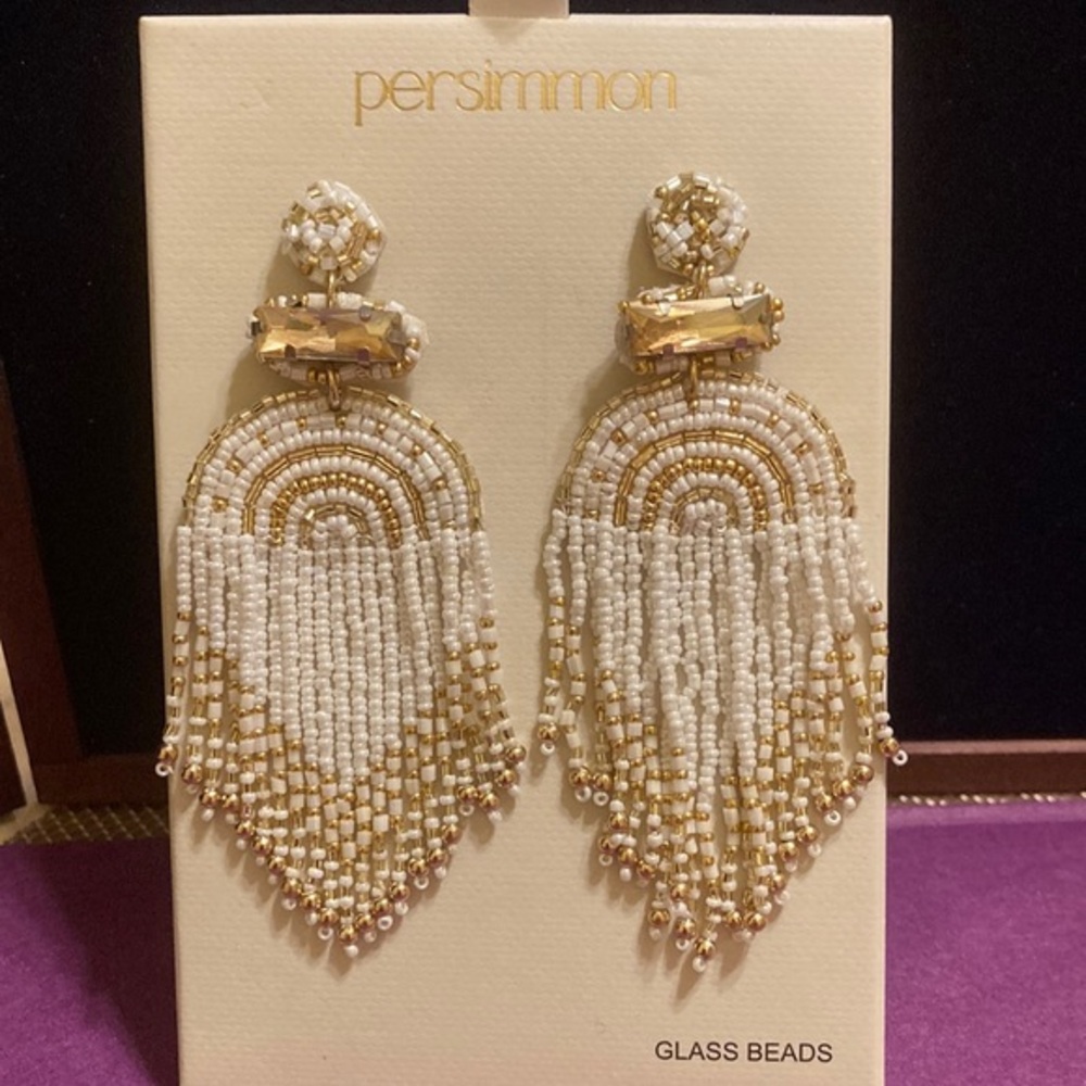 NIB white and gold glass beaded chandelier earrings